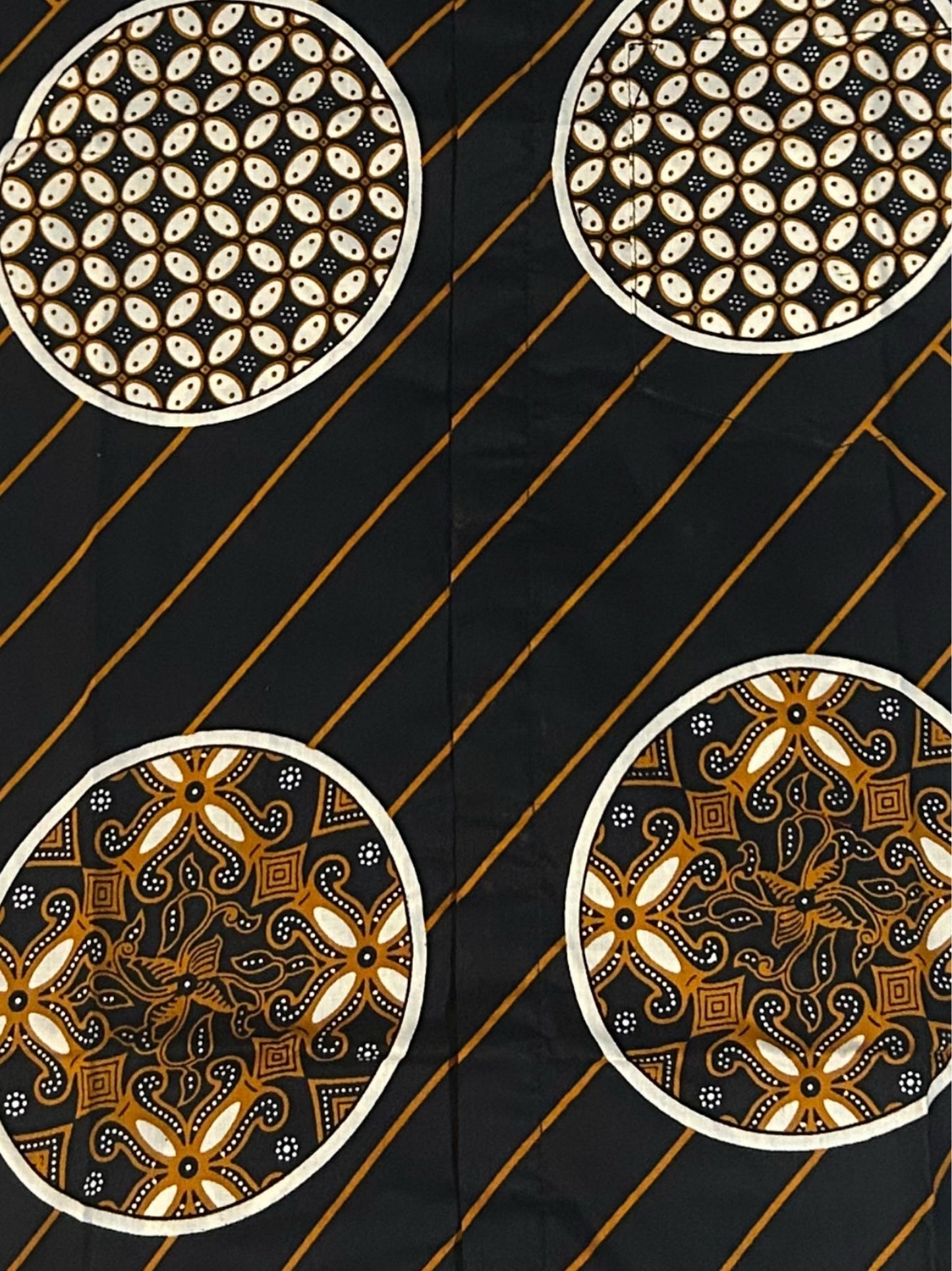 Pattern Flowing Bubbles - Short Sleeve